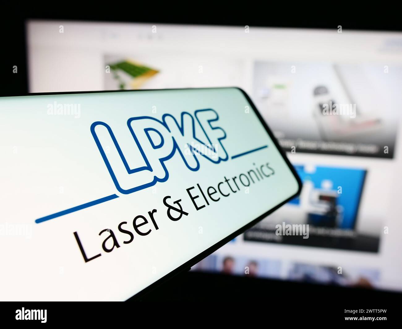 Smartphone mit Logo des deutschen Technologieunternehmens LPKF Laser Electronics SE vor der Business-Website. Fokussieren Sie sich auf die linke Mitte des Telefondisplays. Stockfoto
