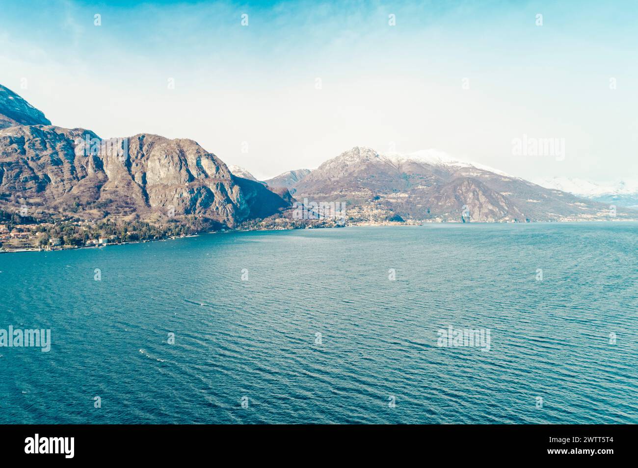 Blick aus der Vogelperspektive auf den Comer See mit den Alpen und Dörfern rund um den See, Como, Italien Stockfoto