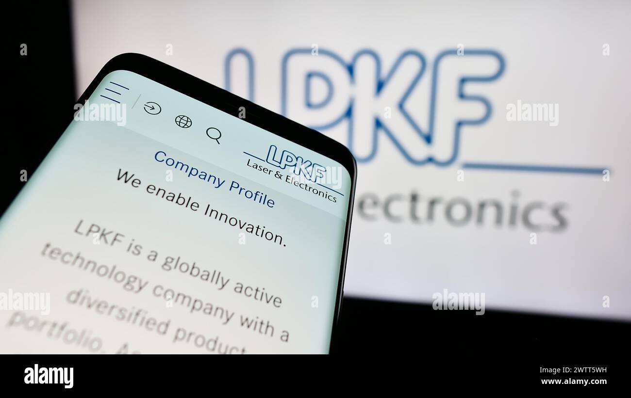 Mobiltelefon mit Webseite des deutschen Technologieunternehmens LPKF Laser Electronics SE vor dem Firmenlogo. Fokussieren Sie sich oben links auf der Telefonanzeige. Stockfoto