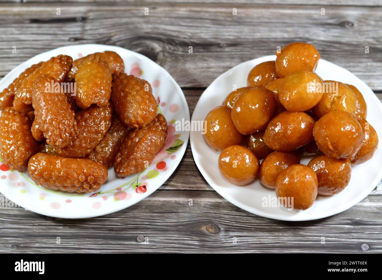 Verschiedene Desserts aus dem Nahen Osten von Zalabia, eine Art von gebratenem Teig aus dem Nahen Osten, ähnlich der eines Donuts, und ägyptische Zainab-Finger oder glasiert Stockfoto
