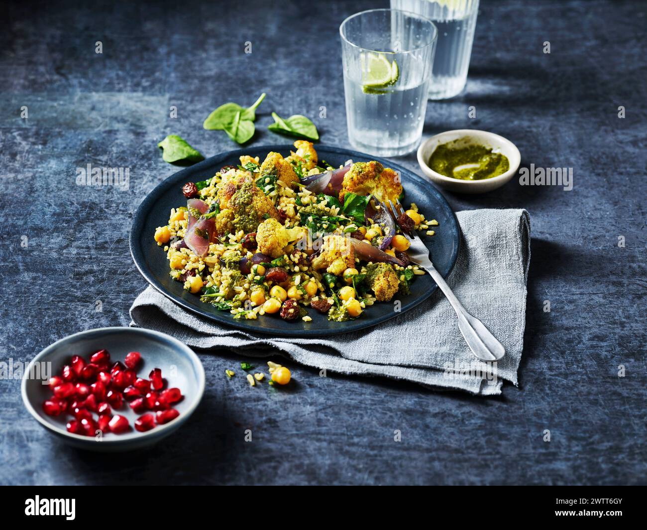 Ein lebendiger Teller mit gemischtem Getreidesalat, der zum Genießen bereit ist Stockfoto