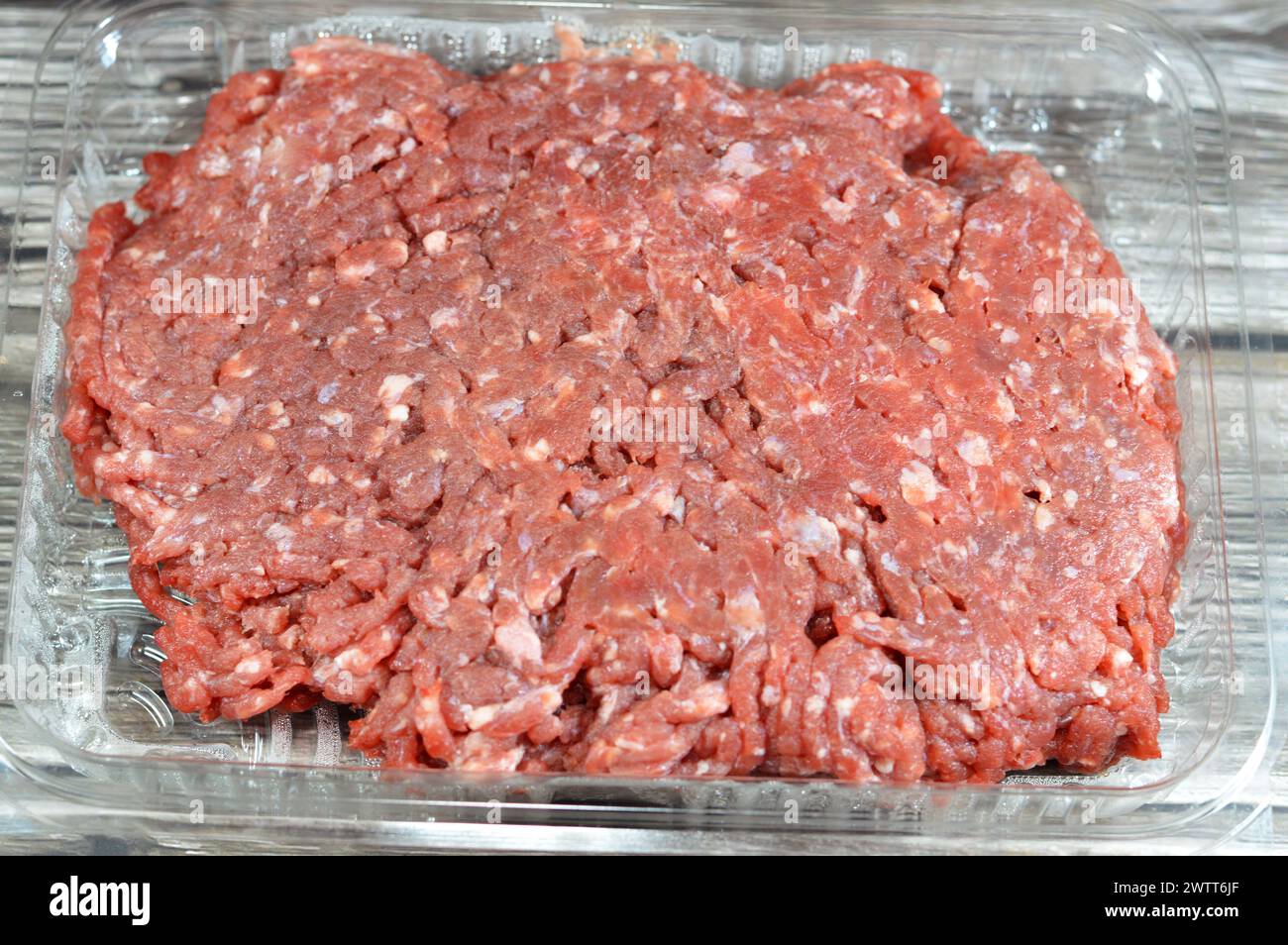 Hackfleisch oder Hackfleisch, Fleisch, das mit einem Messer, einem Fleischwolf, einer Hackmaschine oder einer Hackmaschine fein gehackt wird, wird in vielen Rezepten einschließlich Hamburger verwendet Stockfoto