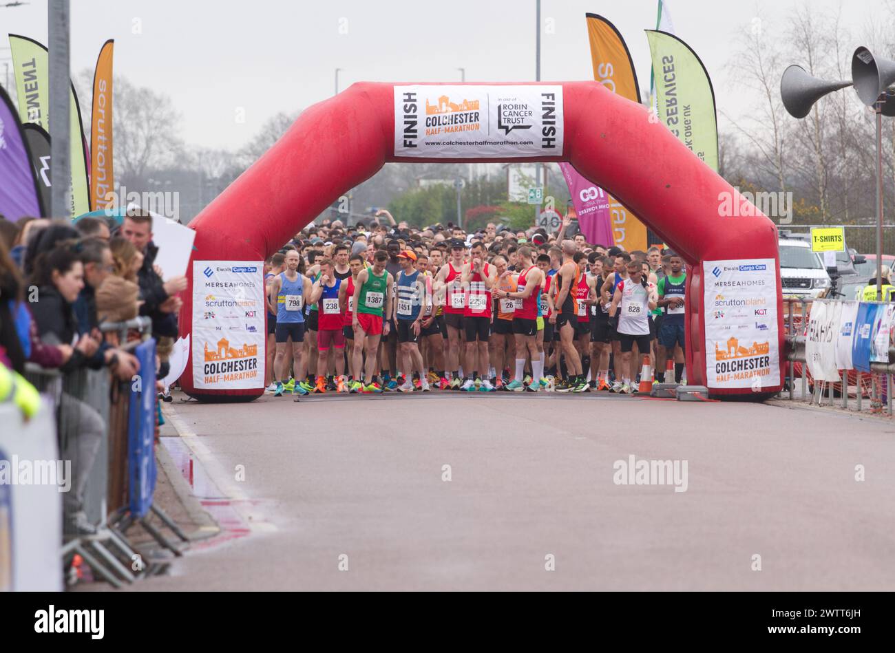 Die Läufer stehen am Start des Colchester Halbmarathons 2024 an. Der Lauf dient der Unterstützung des Robin Cancer Trust. Stockfoto