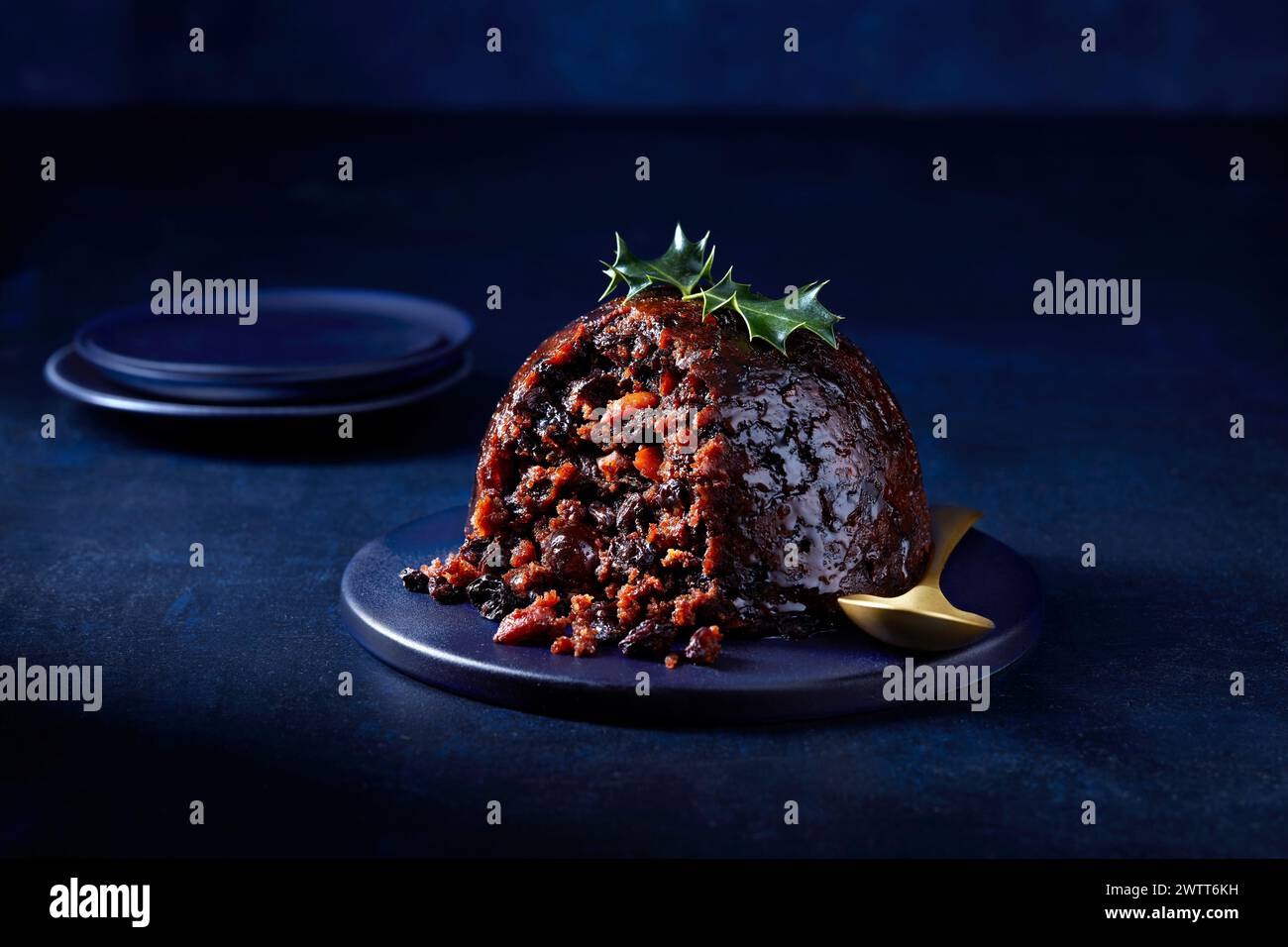 Ein köstliches Stück traditioneller Obstkuchen auf dunklem, elegantem Hintergrund, perfekt für festliche Feiern. Stockfoto