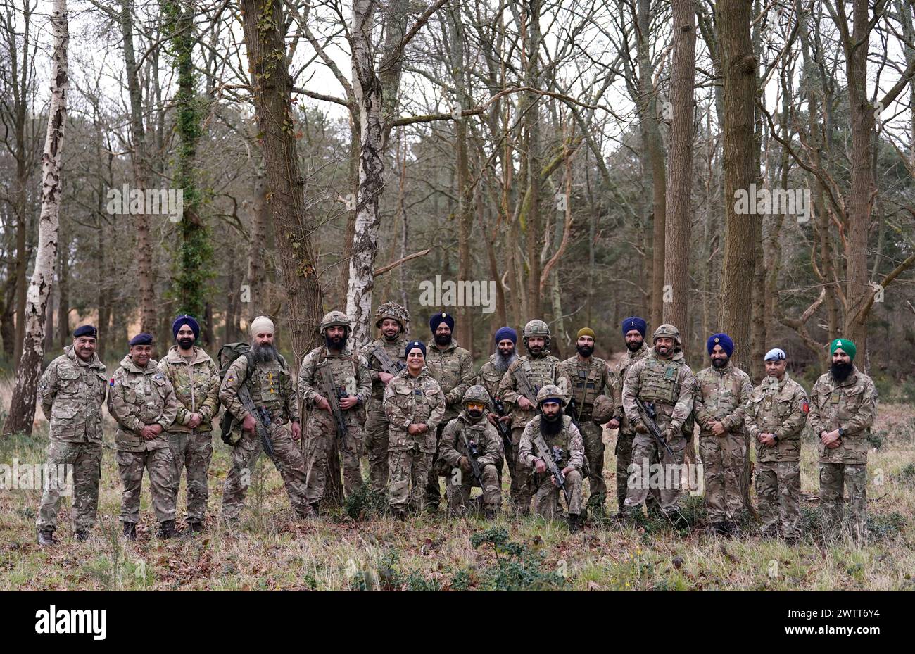 Sikh-Soldaten der British Army posieren für ein Foto, nachdem sie an einem Schießwettbewerb während des Holla Mahalla Sikh Militärfestivals in der Aldershot Garrison in Hampshire teilgenommen haben. Das jahrhundertealte Hola Mahalla Festival feiert die Kampftraditionen der Sikh und fördert Mut, Vorbereitung und Bereitschaft. Bilddatum: Dienstag, 19. März 2024. Stockfoto