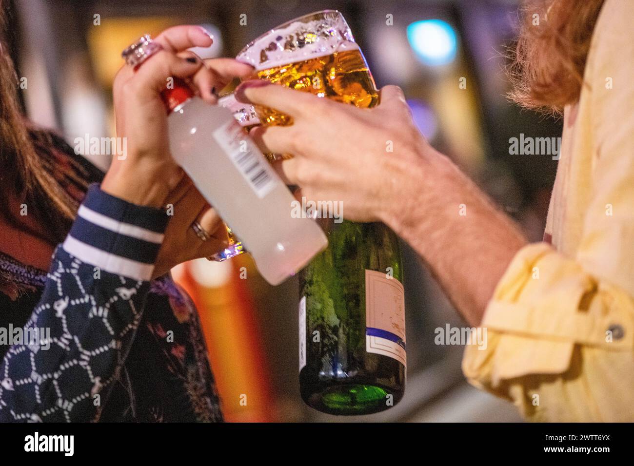 Freunde, die einen Toast während eines zwanglosen Abends teilen Stockfoto