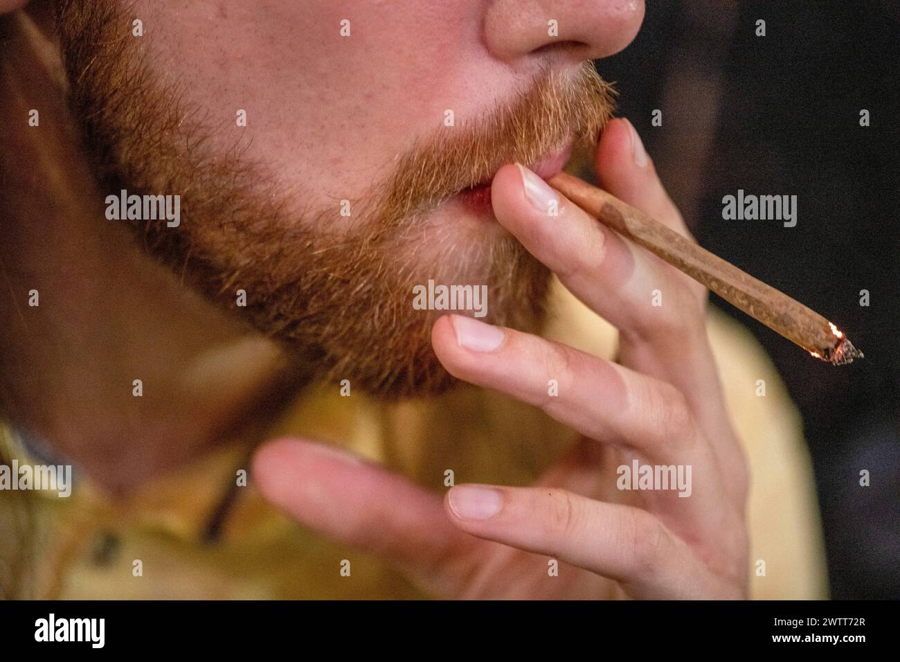 Nahaufnahme einer Person, die einen gemütlichen Rauch genießt. Stockfoto