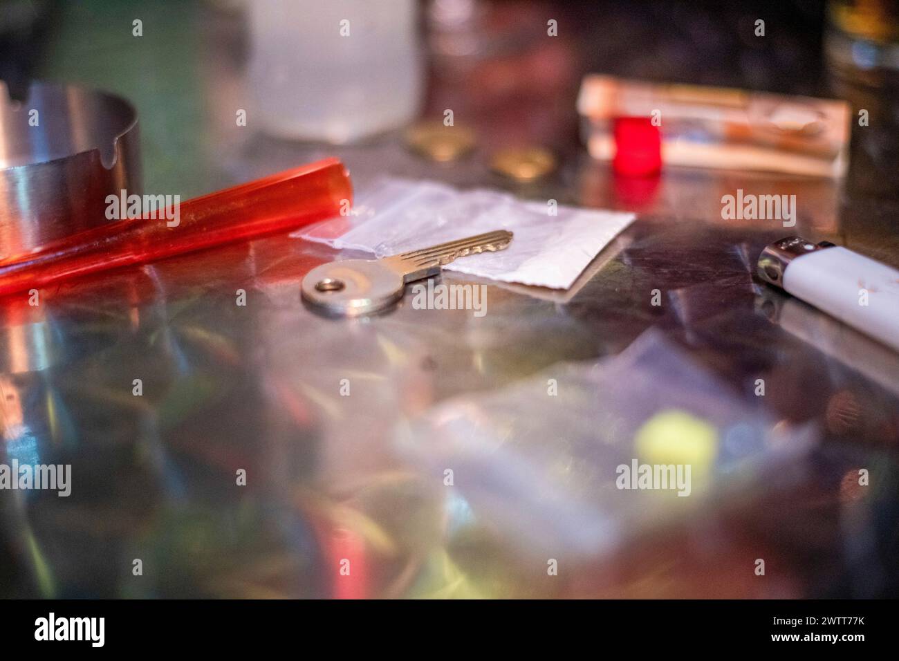 Eine Auswahl persönlicher Gegenstände, die auf einem Tisch verstreut sind. Stockfoto