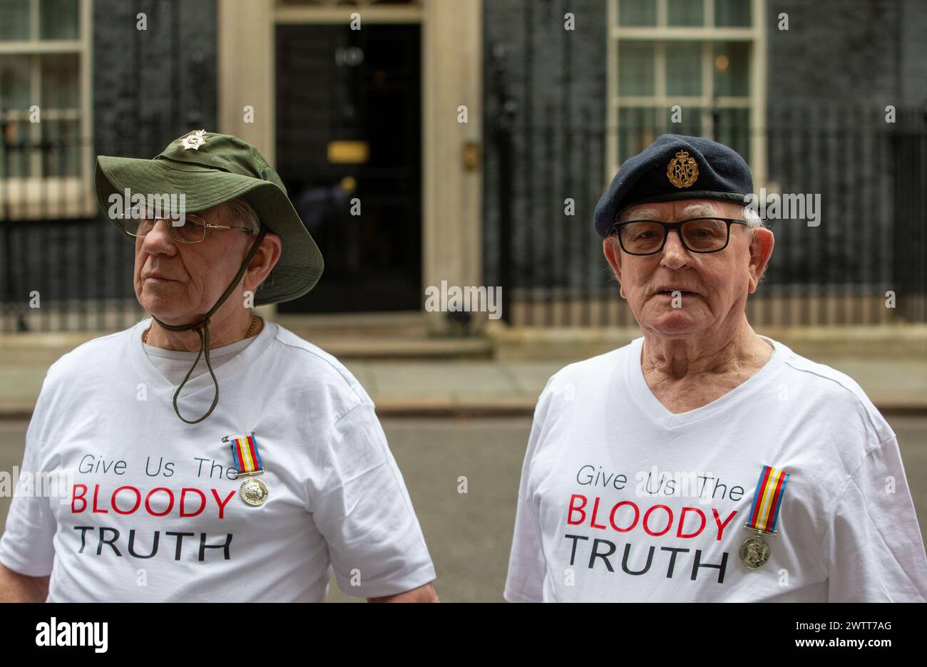 London, England, Großbritannien. März 2024. Die Veteranen der britischen Strahlungsexperimente im Kalten Krieg TERRY QUINLAN (links) und BRIAN UNTHANK reichen in der Downing Street eine Petition ein, um formell ein Verfahren gegen das britische Verteidigungsministerium einzuleiten, weil es Zugang zu fehlenden medizinischen Aufzeichnungen und Entschädigung für ihre Verletzungen erhalten hat. Die ehemaligen Soldaten tragen den gleichen Schutz wie bei den Atomtests. (Kreditbild: © Tayfun Salci/ZUMA Press Wire) NUR REDAKTIONELLE VERWENDUNG! Nicht für kommerzielle ZWECKE! Stockfoto