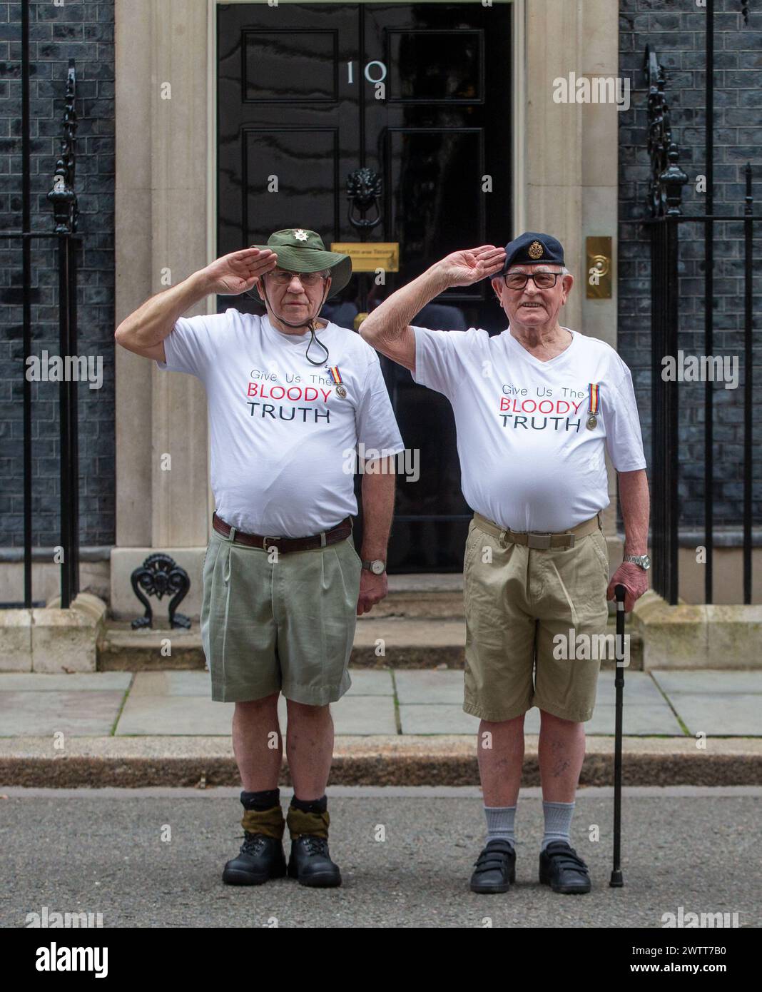 London, England, Großbritannien. März 2024. Die Veteranen der britischen Strahlungsexperimente im Kalten Krieg TERRY QUINLAN (links) und BRIAN UNTHANK reichen in der Downing Street eine Petition ein, um formell ein Verfahren gegen das britische Verteidigungsministerium einzuleiten, weil es Zugang zu fehlenden medizinischen Aufzeichnungen und Entschädigung für ihre Verletzungen erhalten hat. Die ehemaligen Soldaten tragen den gleichen Schutz wie bei den Atomtests. (Kreditbild: © Tayfun Salci/ZUMA Press Wire) NUR REDAKTIONELLE VERWENDUNG! Nicht für kommerzielle ZWECKE! Stockfoto