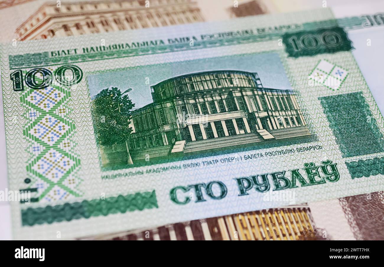 Nahaufnahme der weißrussland-Banknote 100 Rubel mit Oper in Minsk Stockfoto