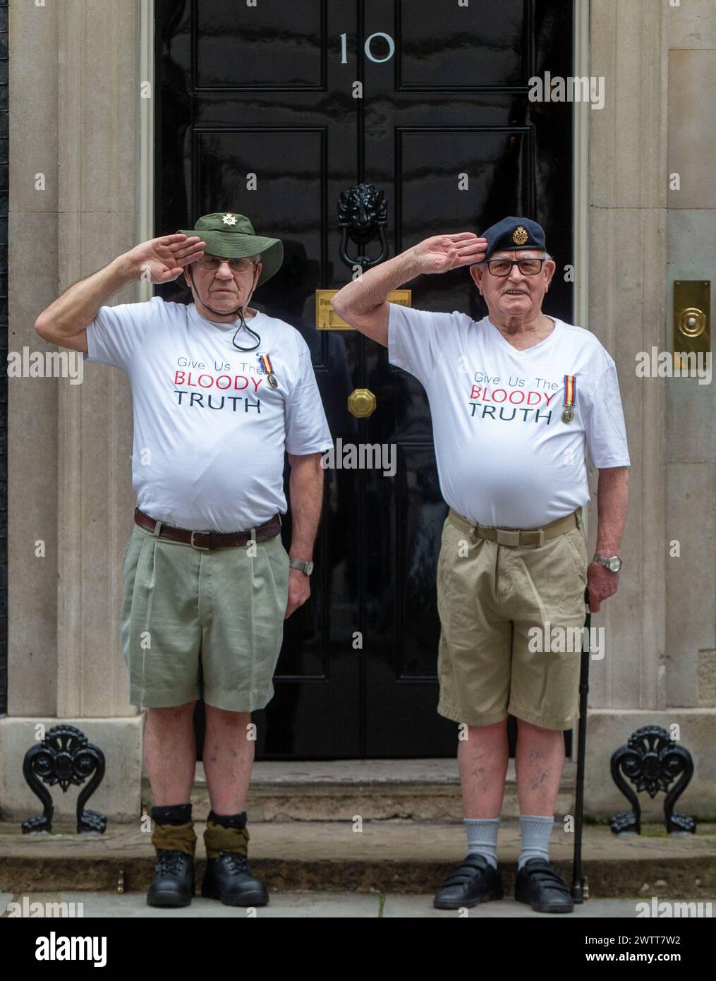 London, England, Großbritannien. März 2024. Die Veteranen der britischen Strahlungsexperimente im Kalten Krieg TERRY QUINLAN (links) und BRIAN UNTHANK reichen in der Downing Street eine Petition ein, um formell ein Verfahren gegen das britische Verteidigungsministerium einzuleiten, weil es Zugang zu fehlenden medizinischen Aufzeichnungen und Entschädigung für ihre Verletzungen erhalten hat. Die ehemaligen Soldaten tragen den gleichen Schutz wie bei den Atomtests. (Kreditbild: © Tayfun Salci/ZUMA Press Wire) NUR REDAKTIONELLE VERWENDUNG! Nicht für kommerzielle ZWECKE! Stockfoto