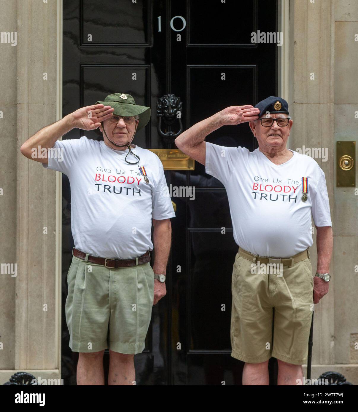 London, England, Großbritannien. März 2024. Die Veteranen der britischen Strahlungsexperimente im Kalten Krieg TERRY QUINLAN (links) und BRIAN UNTHANK reichen in der Downing Street eine Petition ein, um formell ein Verfahren gegen das britische Verteidigungsministerium einzuleiten, weil es Zugang zu fehlenden medizinischen Aufzeichnungen und Entschädigung für ihre Verletzungen erhalten hat. Die ehemaligen Soldaten tragen den gleichen Schutz wie bei den Atomtests. (Kreditbild: © Tayfun Salci/ZUMA Press Wire) NUR REDAKTIONELLE VERWENDUNG! Nicht für kommerzielle ZWECKE! Stockfoto