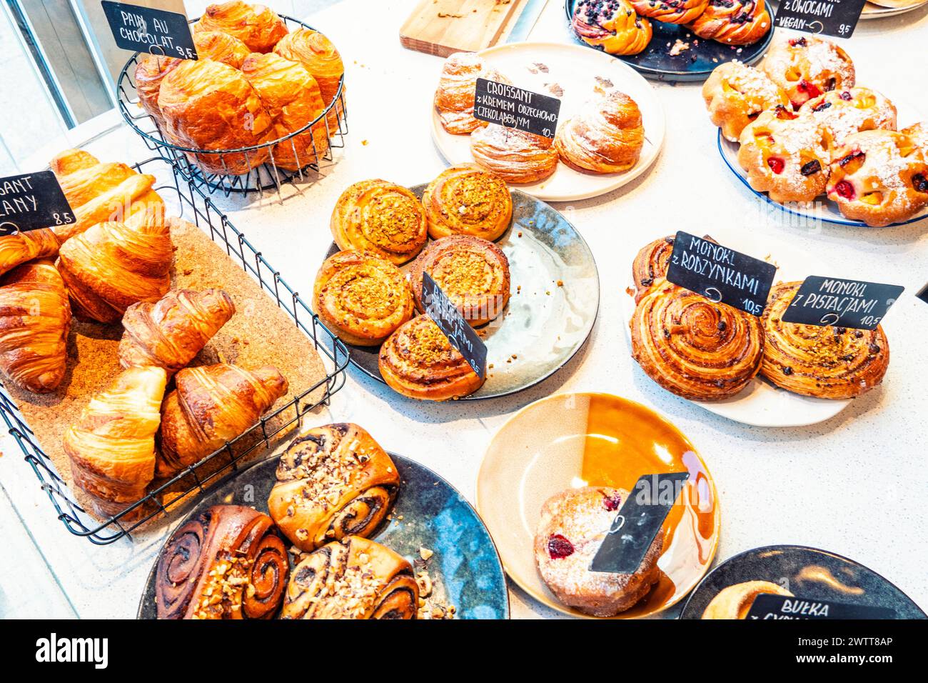 Eine verlockende Auswahl an frisch gebackenem Gebäck in einer gemütlichen Bäckerei. Stockfoto