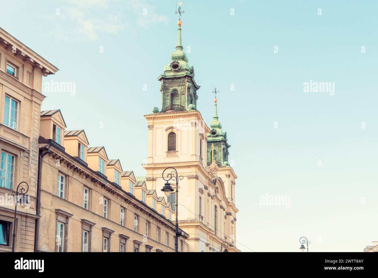 Golden Hour über einer eleganten europäischen Straße Stockfoto