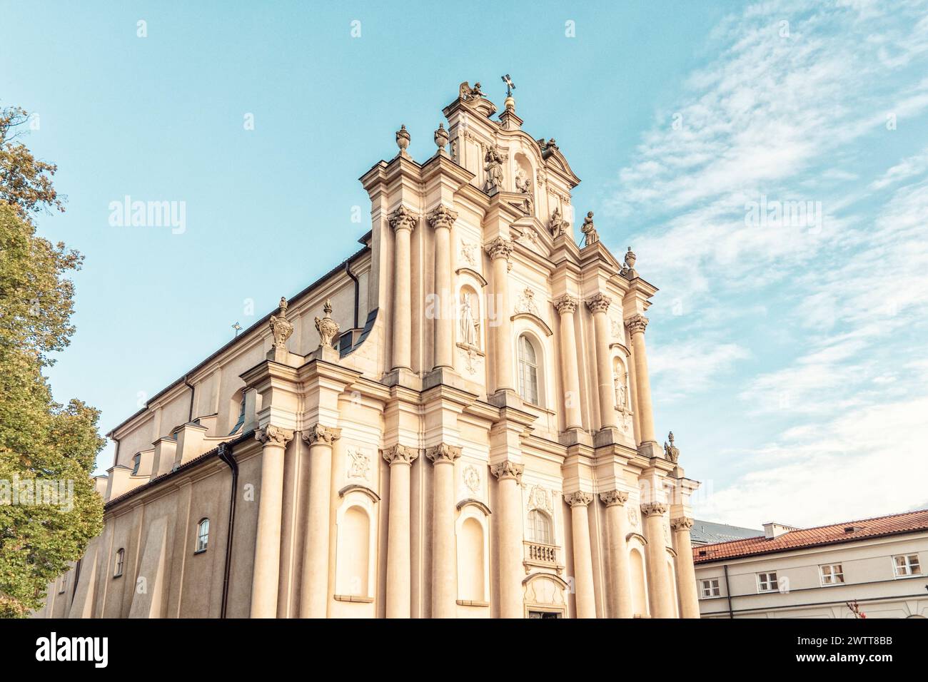Barocke Kirchenfassade vor klarem blauem Himmel Stockfoto