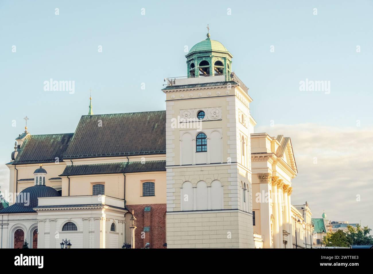 St. Annenkirche mit blauem Himmel in der Altstadt, Warschau, Polen Stockfoto