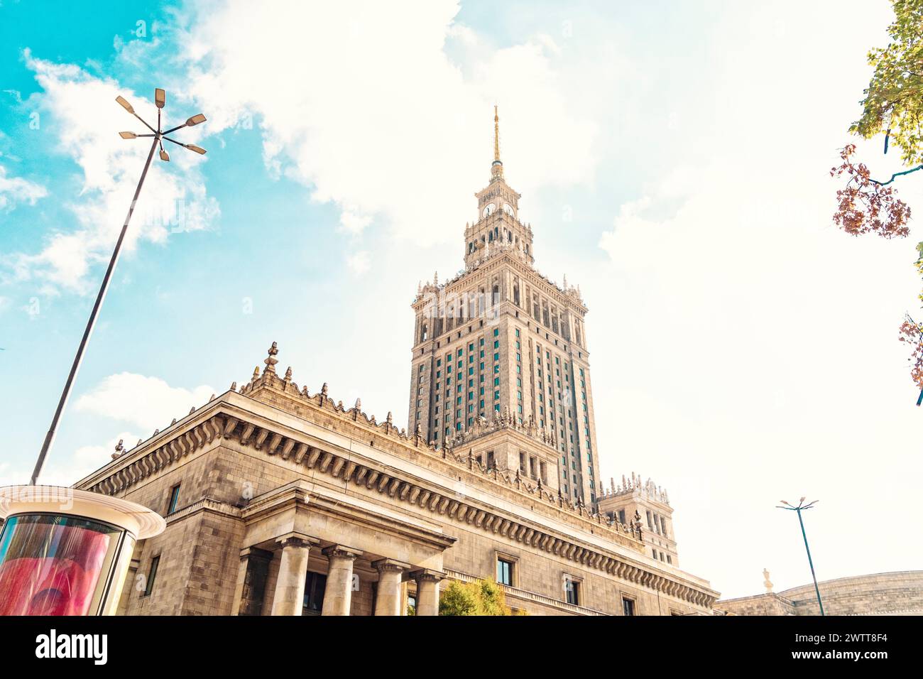 Palast der Kultur und Wissenschaft mit blauem Himmel, Warschau, Polen Stockfoto