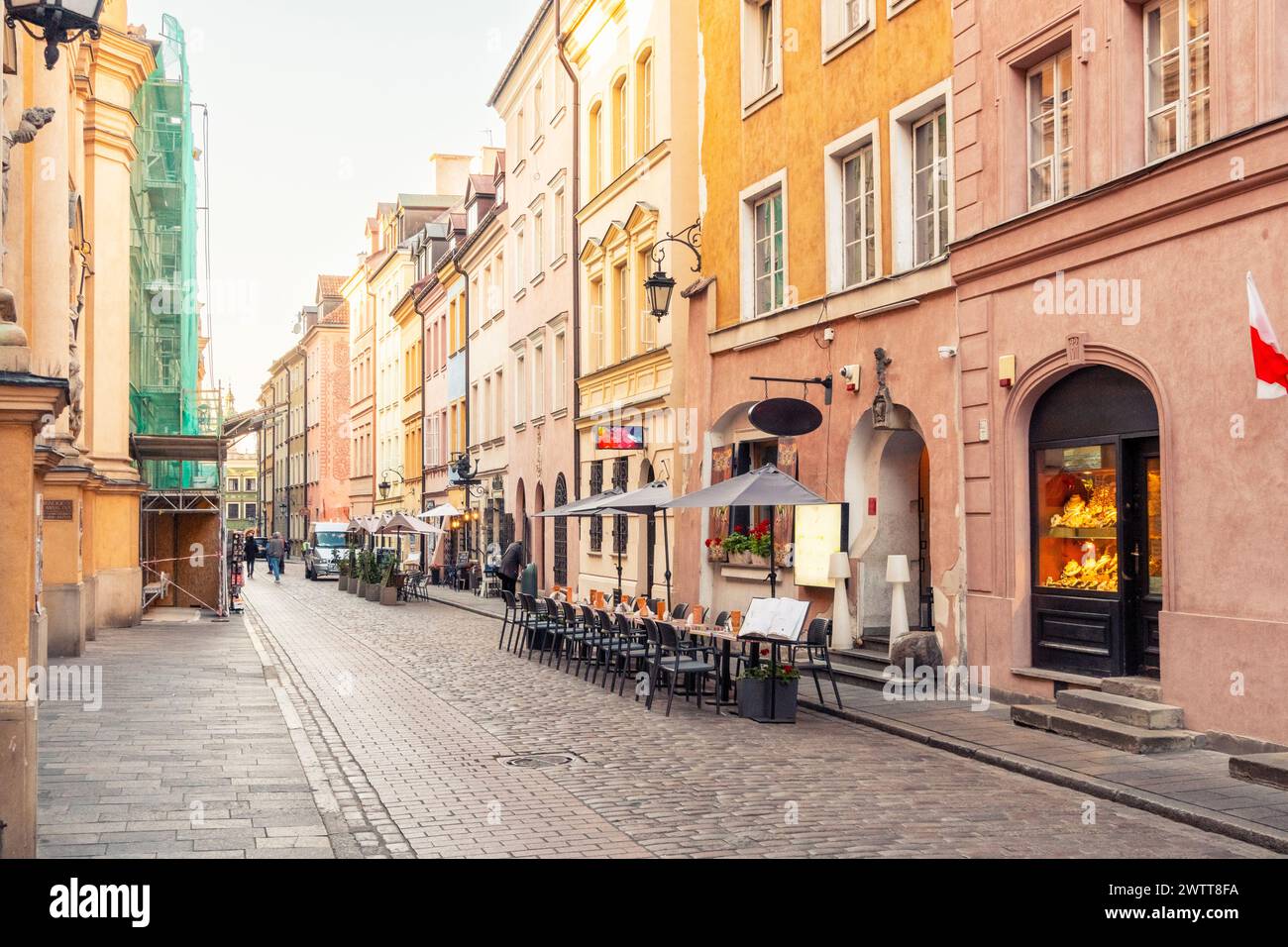 Eine ruhige europäische Straße in der goldenen Stunde, einladend mit warmen Tönen und historischem Charme. Stockfoto