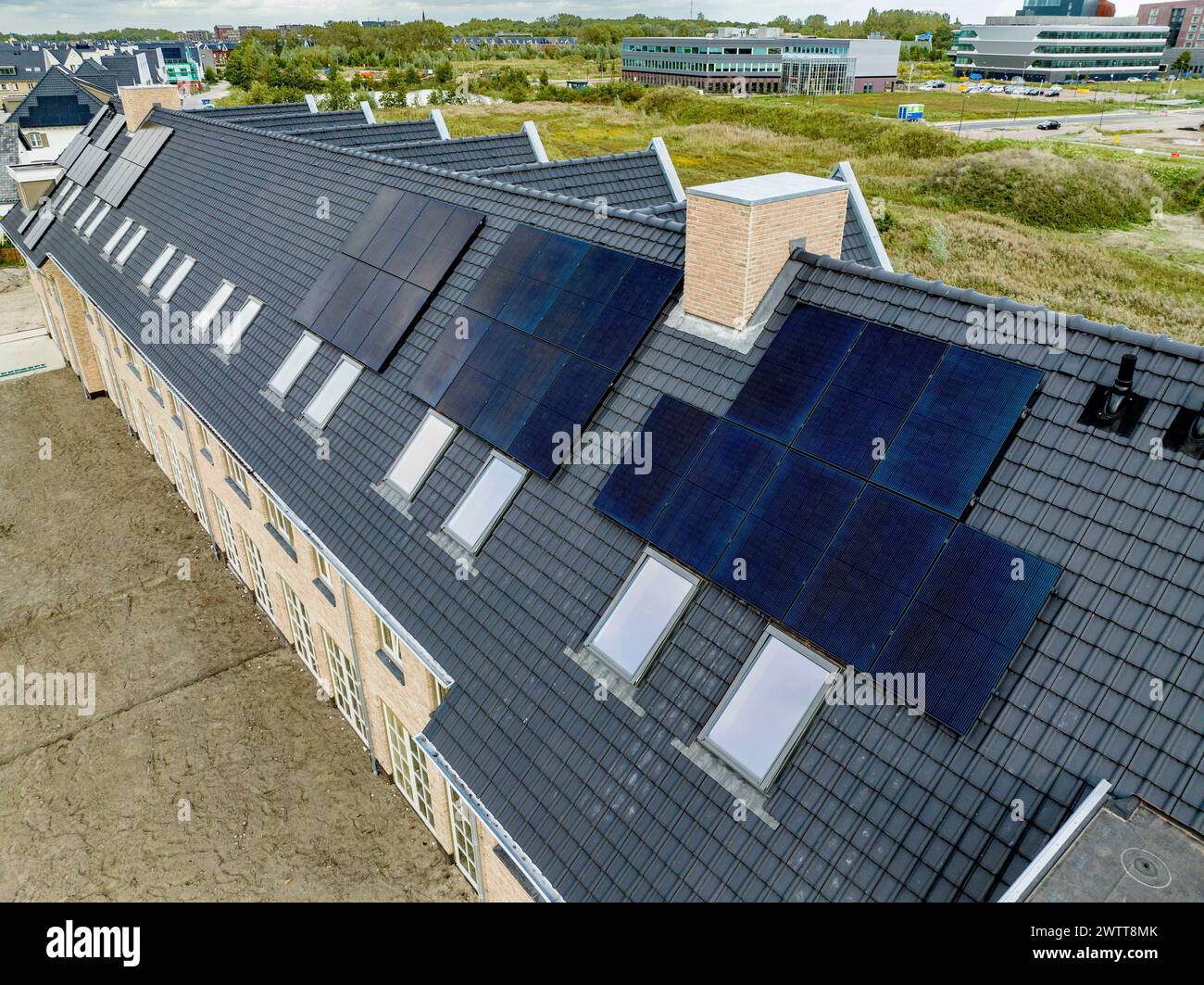 Ein Vogelblick auf Solarpaneele auf dem Dach eines Wohnhauses Stockfoto