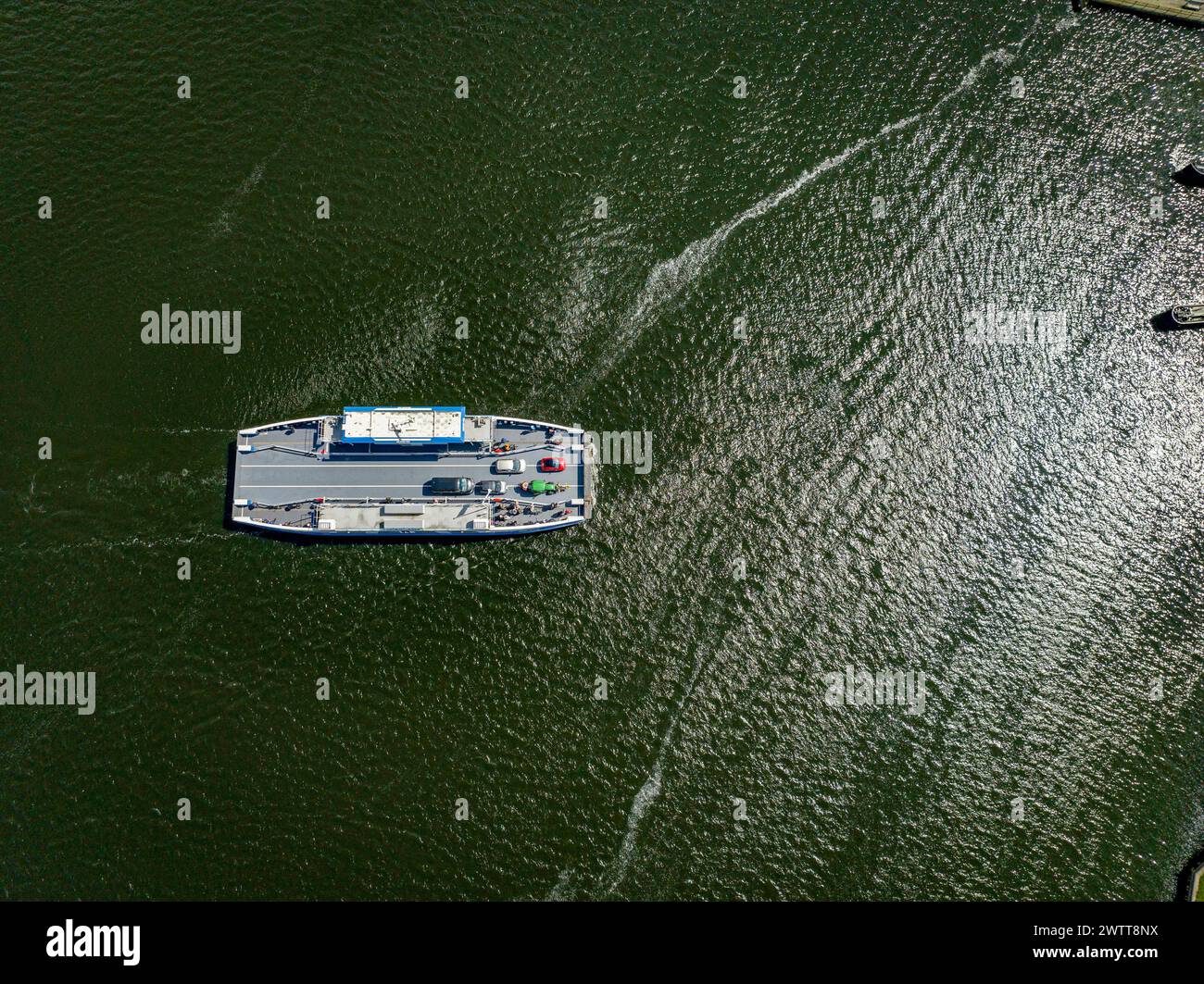 Aus der Vogelperspektive eines Bootes, das auf glitzerndem Wasser fährt Stockfoto