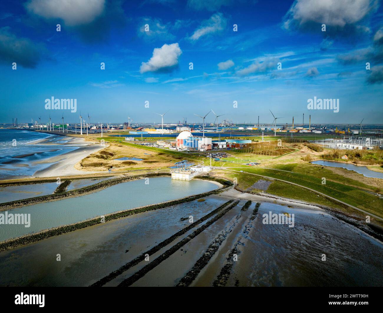 Ruhige Industrielandschaft an einem klaren Tag Stockfoto