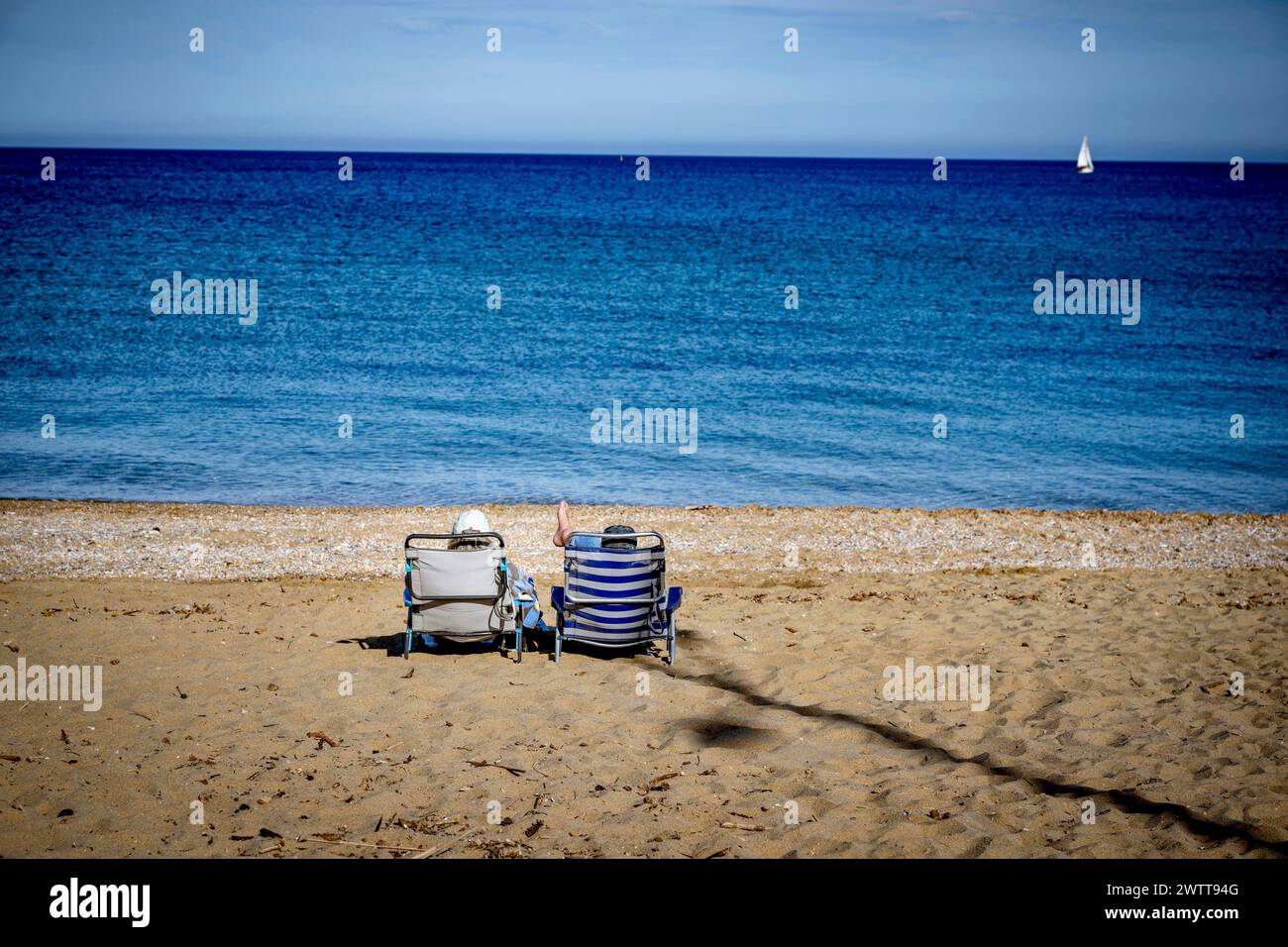 Entspannender Tag am Strand mit endlosen blauen Horizonten Stockfoto