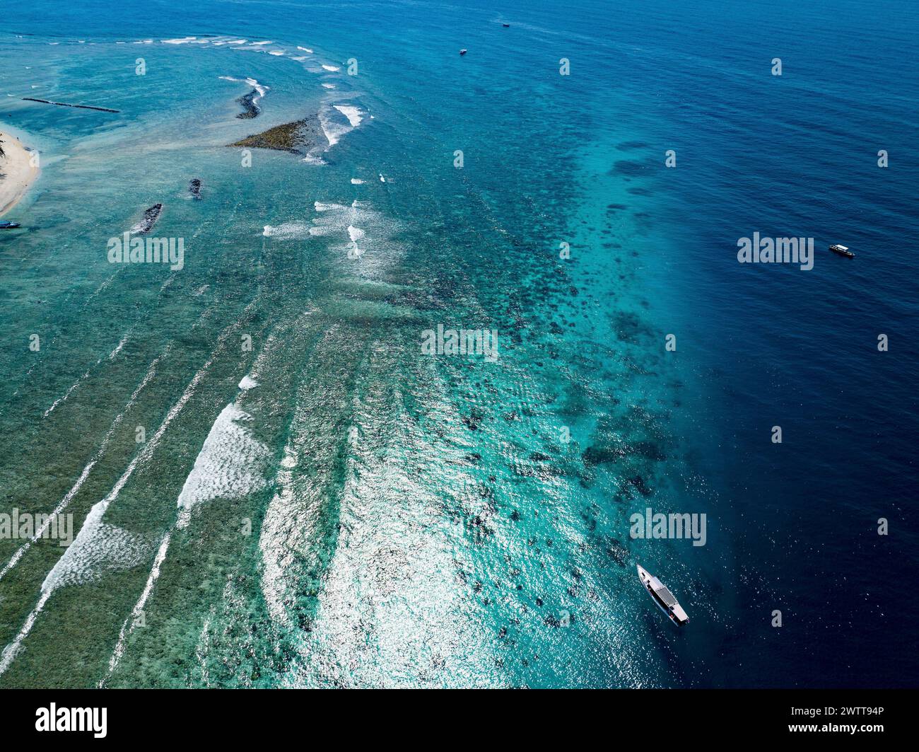 Blick aus der Vogelperspektive auf eine ruhige Meereslandschaft mit Booten und klarem blauem Wasser Stockfoto