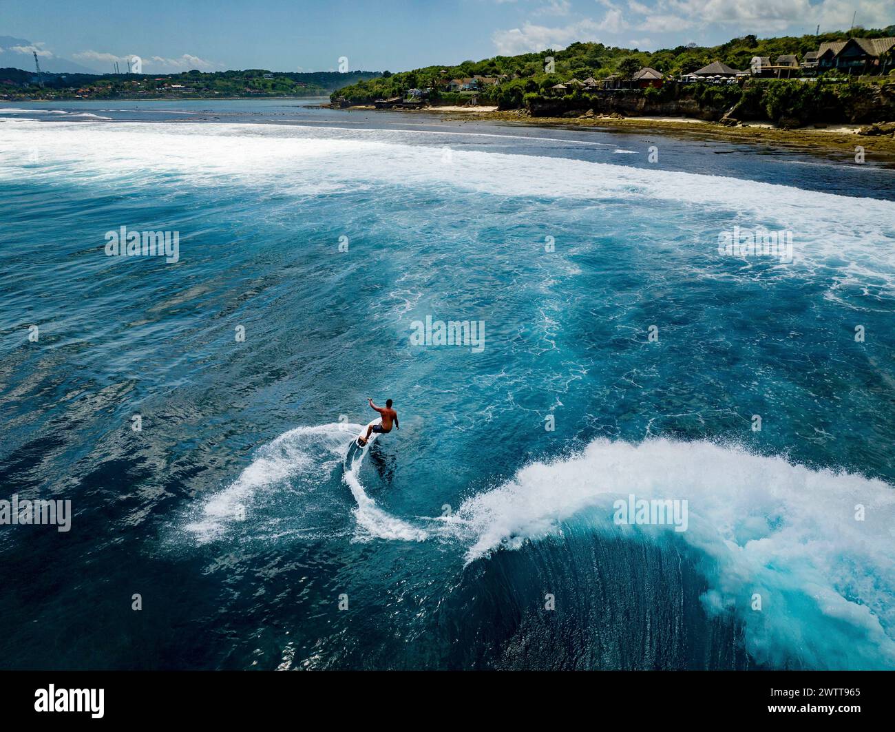 Surfer, der an einem sonnigen Tag eine Welle schnappt Stockfoto