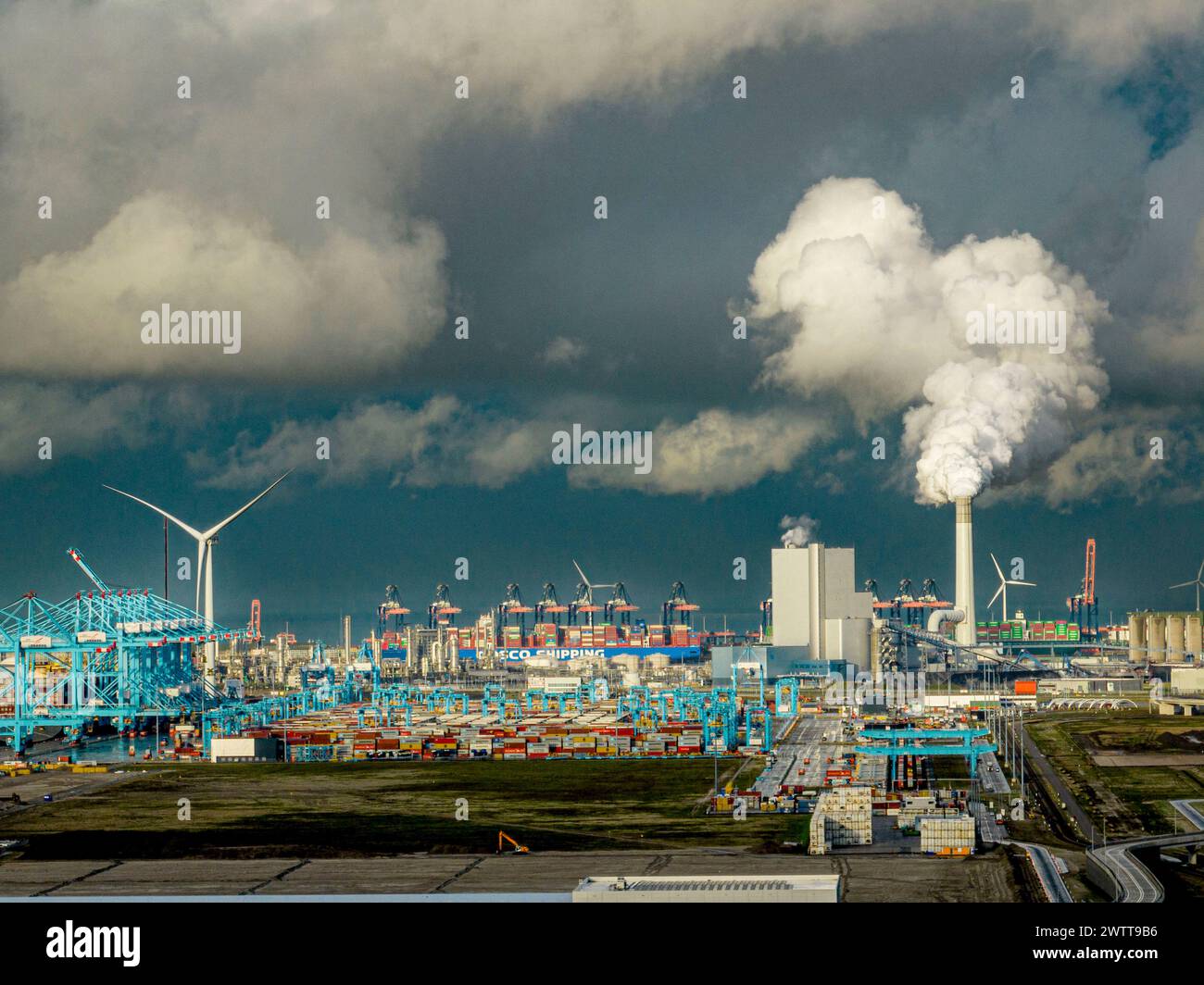 Überblick über den Hafen von Rotterdam mit Schiffen und Öltanks auf der ersten und zweiten Maasvlakte. Containerlagerung an einem Containerterminal im Hafen von Rotterdam mit Ölfässern. Stockfoto