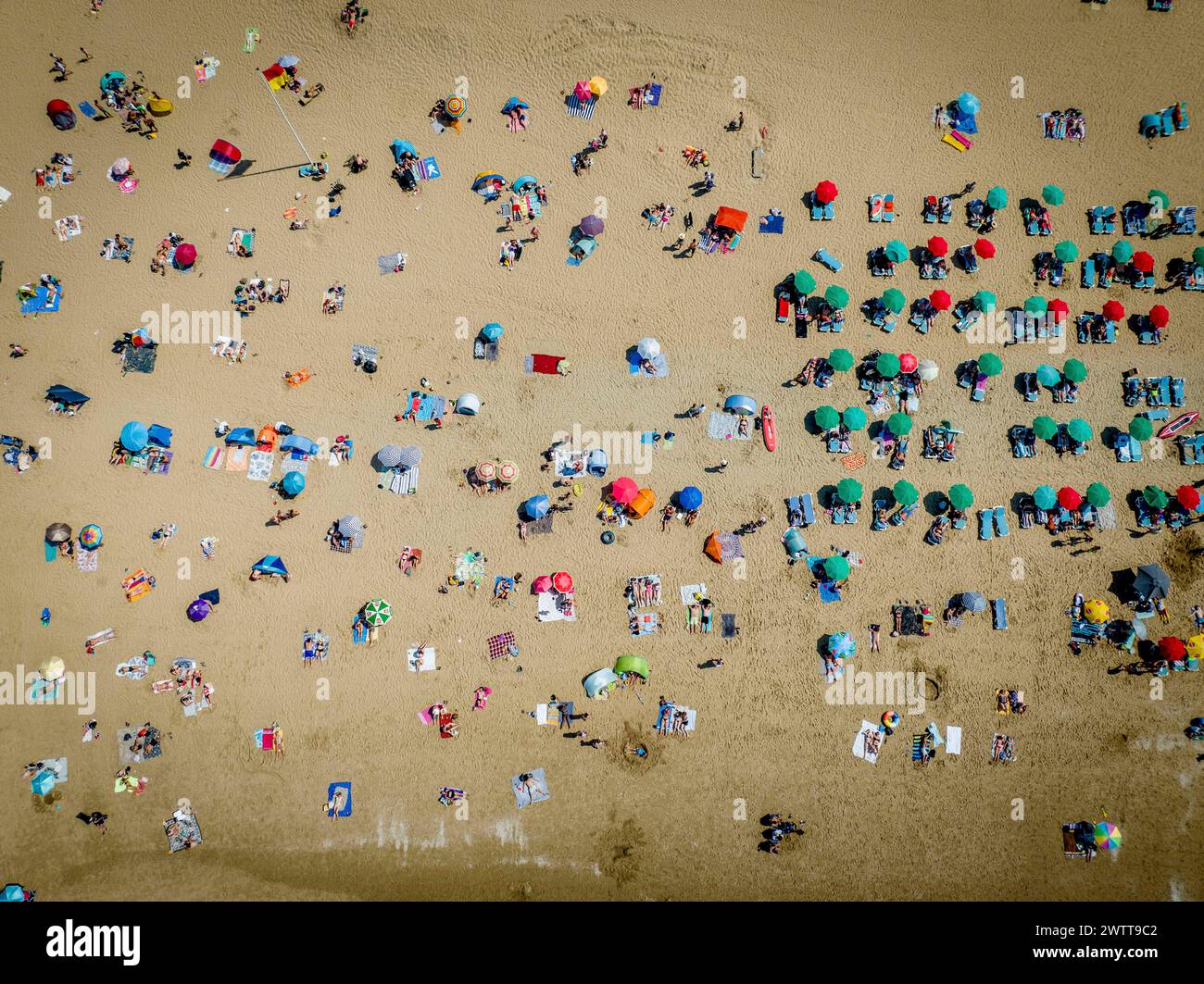 SCHEVINGEN - Menschenmassen am Strand von Scheveningen während der tropischen Tage genießen viele Menschen die schöne Sonne am Strand. Stockfoto