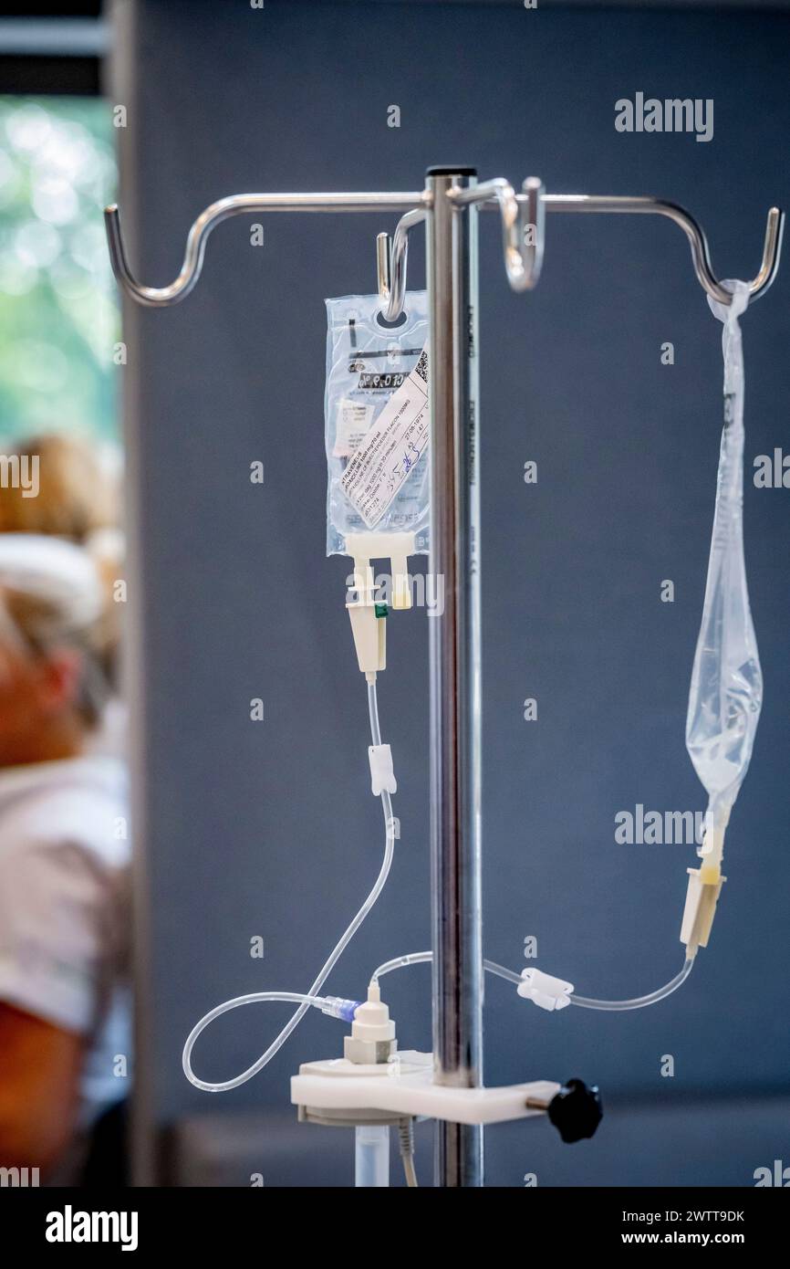 Eine Nahaufnahme eines Infusionsständers in klinischer Umgebung. Stockfoto