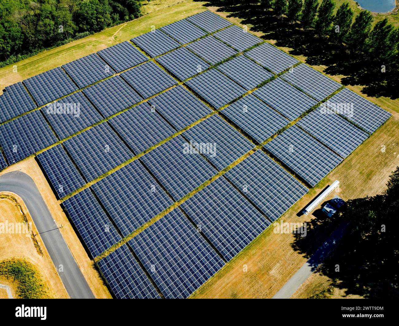 Aus der Vogelperspektive auf einen weitläufigen Solarpark, der die Energie der Sonne aufsaugt Stockfoto
