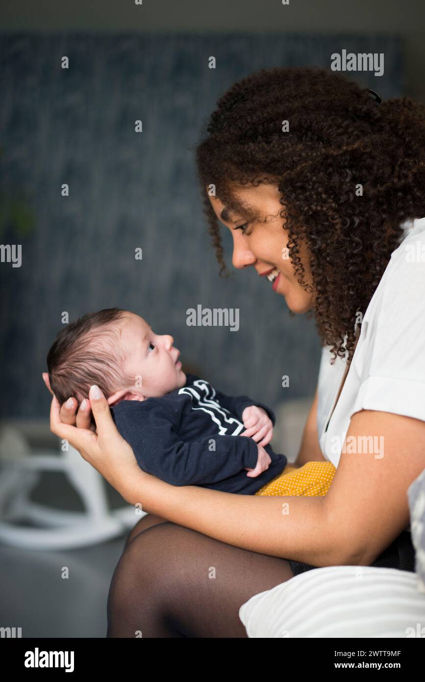 Eine junge Mutter, die einen zärtlichen Moment mit ihrem neugeborenen Baby genießt. Stockfoto
