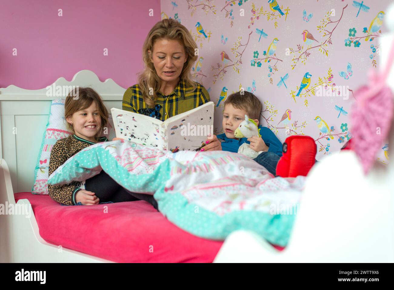 Familienlesezeit in einem gemütlichen Zimmer Stockfoto