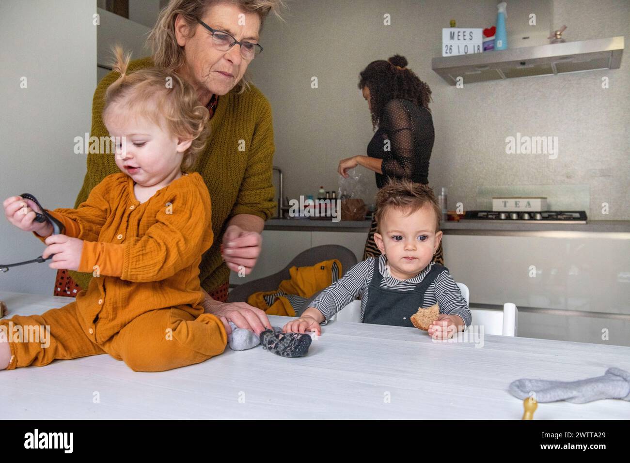 Familienmomente in der Küche mit Oma und Kleinkindern. Stockfoto
