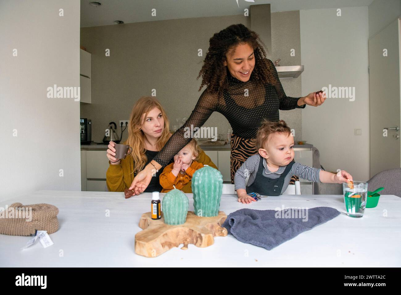 Familienspaß während der Bastelzeit am Küchentisch Stockfoto