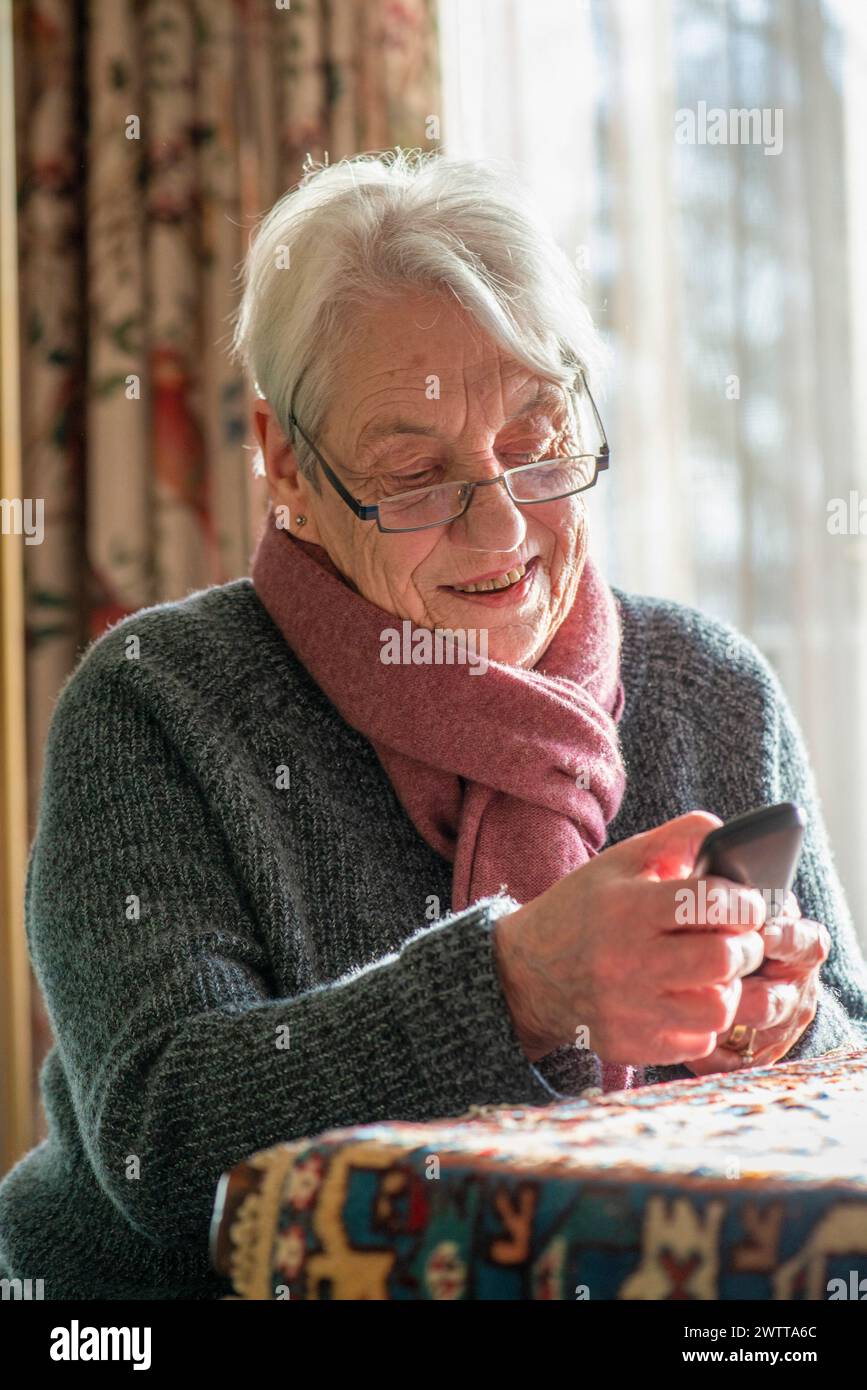 Ältere Person, die zu Hause Technologie genießt Stockfoto