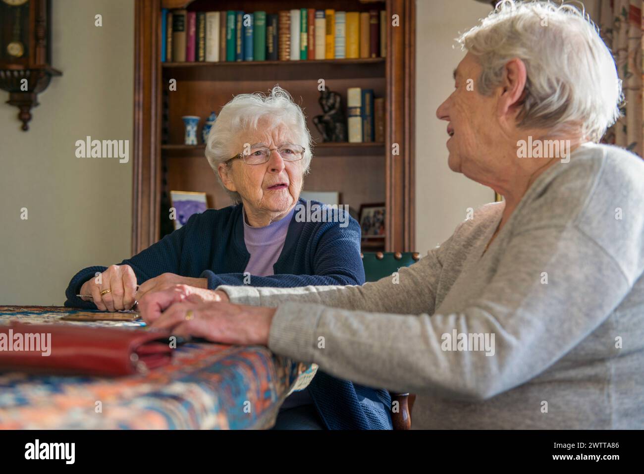 Zwei ältere Frauen, die zu Hause ein herzliches Gespräch führten. Stockfoto