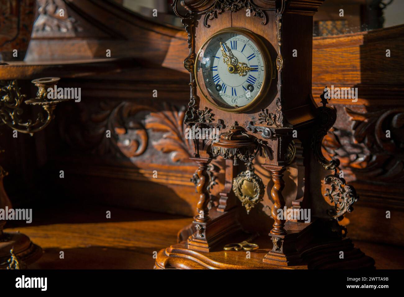 Eine Vintage-Uhr, die elegant auf einer polierten Holzoberfläche thront Stockfoto