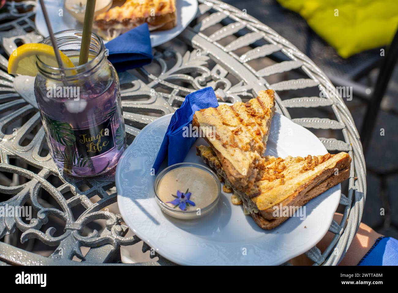 Brunch an einem sonnigen Tag mit einem erfrischenden Getränk und einem köstlichen Sandwich Stockfoto