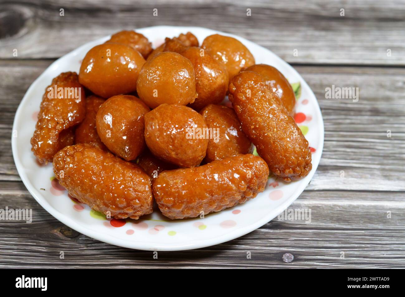 Verschiedene Desserts aus dem Nahen Osten von Zalabia, eine Art von gebratenem Teig aus dem Nahen Osten, ähnlich der eines Donuts, und ägyptische Zainab-Finger oder glasiert Stockfoto