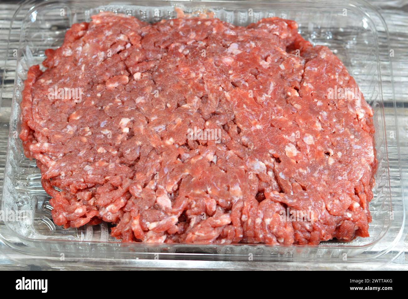 Hackfleisch oder Hackfleisch, Fleisch, das mit einem Messer, einem Fleischwolf, einer Hackmaschine oder einer Hackmaschine fein gehackt wird, wird in vielen Rezepten einschließlich Hamburger verwendet Stockfoto
