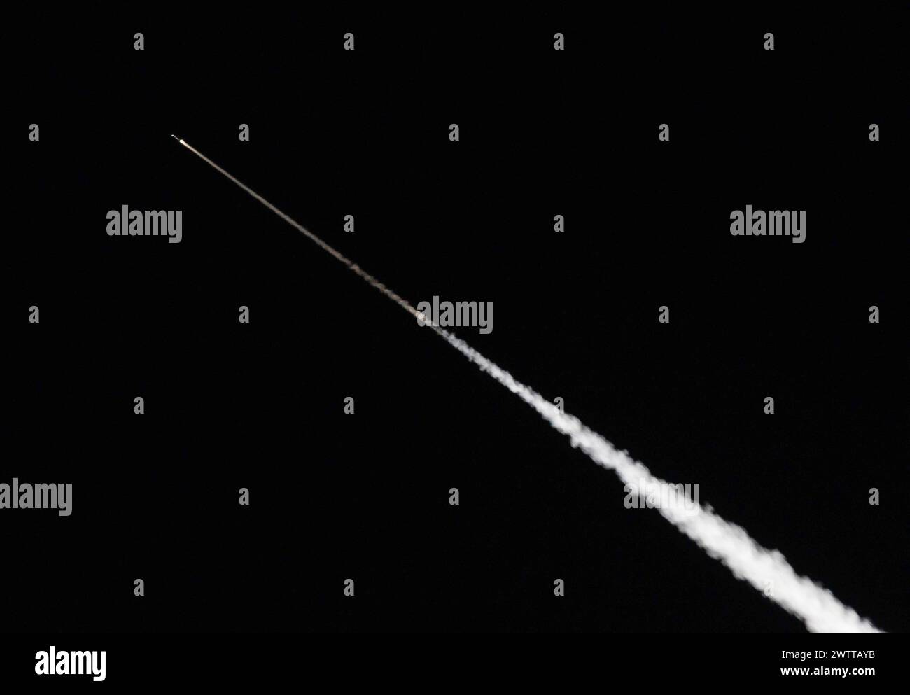 Los Angeles, USA. März 2024. Eine von der Vandenberg AFB gestartete SpaceX Falcon 9-Rakete mit einer Nutzlast von Starlink-Satelliten, die im Weltraum über die Küste Südkaliforniens flogen. 18/2024 Los Angeles, CA., USA (Foto: Ted Soqui/SIPA USA) Credit: SIPA USA/Alamy Live News Stockfoto