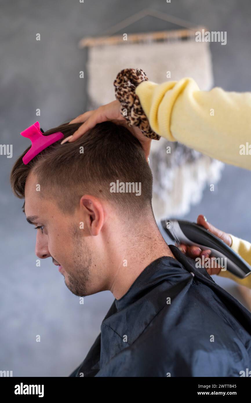 Stylist, der einem Mann einen Friseur in einem modernen Salon gibt Stockfoto