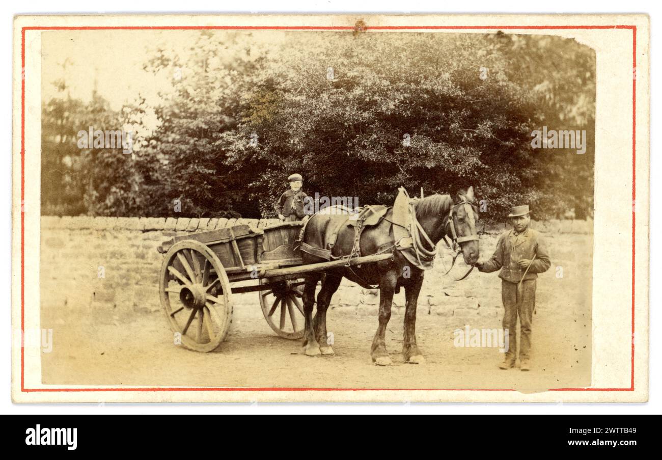 Originale viktorianische Visite-Karte (Visitenkarte oder CDV) eines Landbildes von vor langer Zeit, ein rustikaler Landarbeiter, der neben einem Pferd und einem Wagen stand, mit einem kleinen Jungen, möglicherweise seinem Sohn, der eine Fahrt im Wagen unternahm. Um die 1860er Jahre GROSSBRITANNIEN Stockfoto