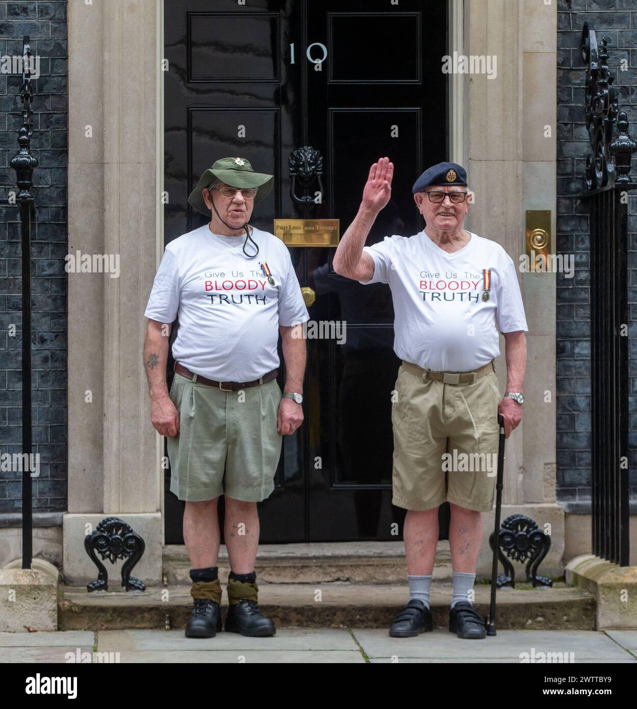 London, England, Großbritannien. März 2024. Die Veteranen der britischen Strahlungsexperimente im Kalten Krieg TERRY QUINLAN (links) und BRIAN UNTHANK reichen in der Downing Street eine Petition ein, um formell ein Verfahren gegen das britische Verteidigungsministerium einzuleiten, weil es Zugang zu fehlenden medizinischen Aufzeichnungen und Entschädigung für ihre Verletzungen erhalten hat. Die ehemaligen Soldaten tragen den gleichen Schutz wie bei den Atomtests. (Kreditbild: © Tayfun Salci/ZUMA Press Wire) NUR REDAKTIONELLE VERWENDUNG! Nicht für kommerzielle ZWECKE! Stockfoto