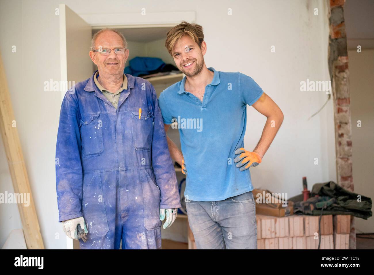 Zwei Männer lächelten während eines Renovierungsprojekts in die Kamera. Stockfoto