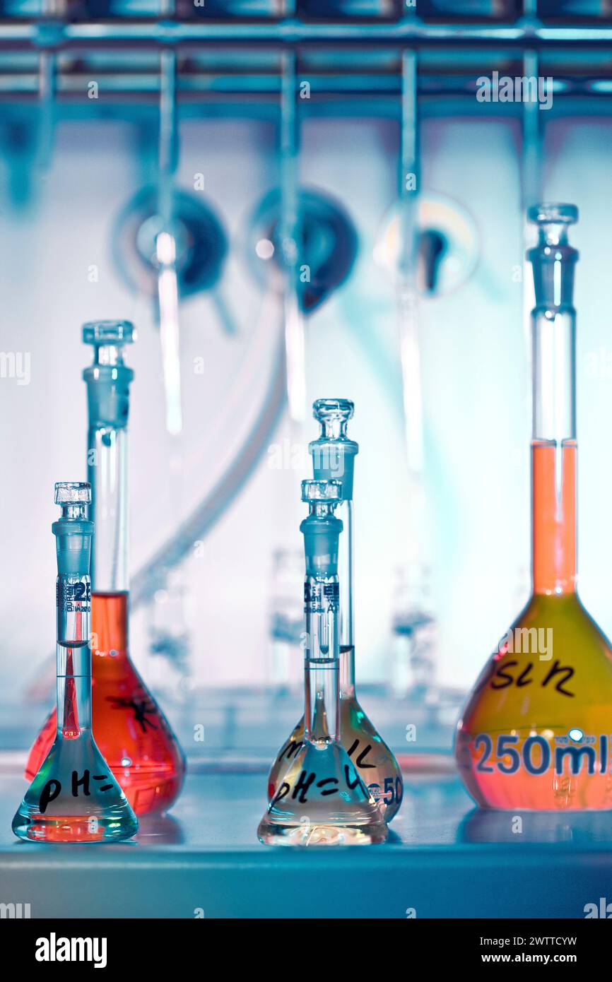 Bunte Chemiekolben im Labor Stockfoto