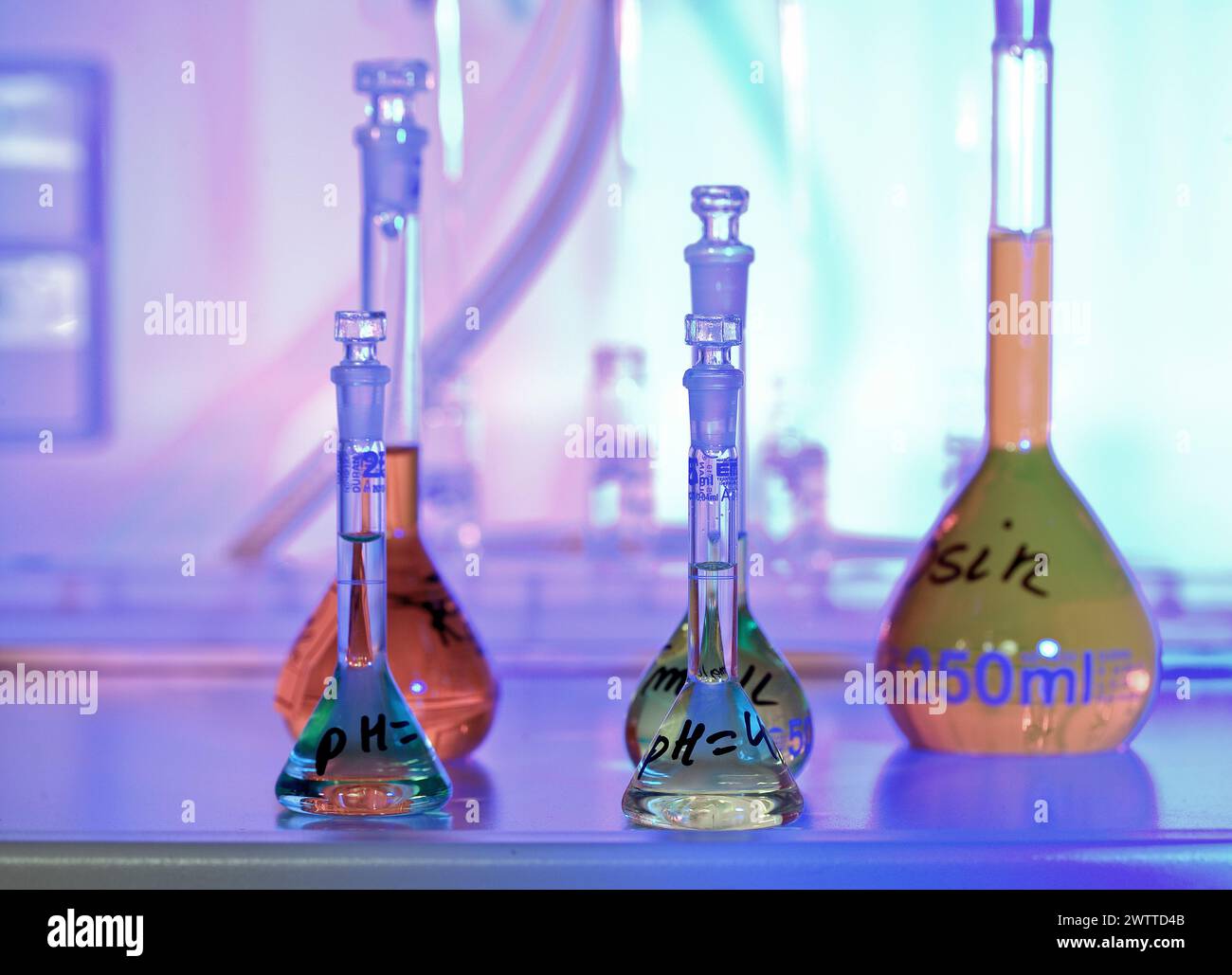 Farbenfrohe Wissenschaft in Aktion mit einem lebendigen Chemieexperiment Stockfoto